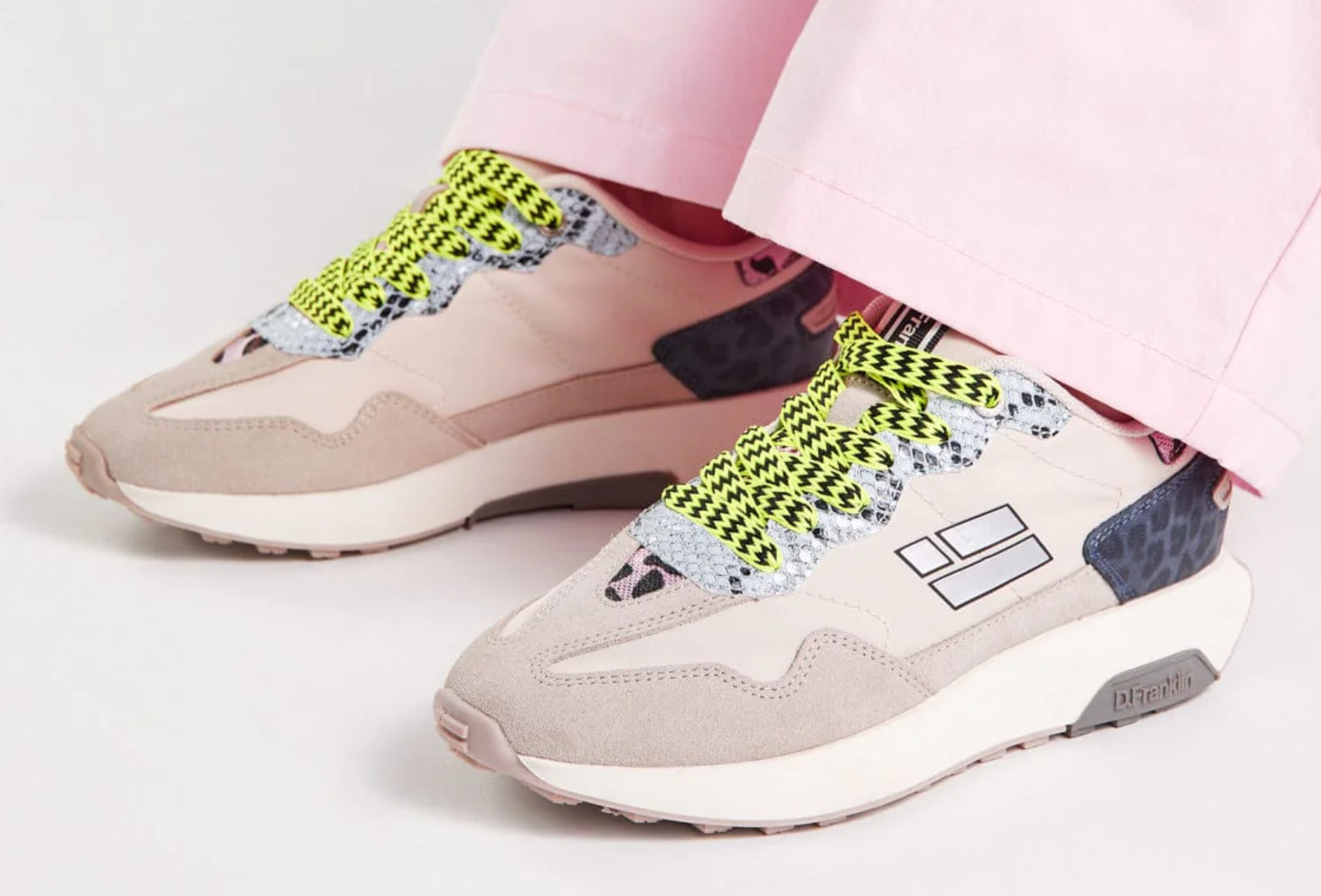Tendencias de sneakers mujer: los estilos y diseños que arrasan